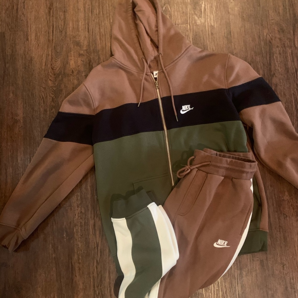 Size 3 XL Men’s Sweat Suit- Nike